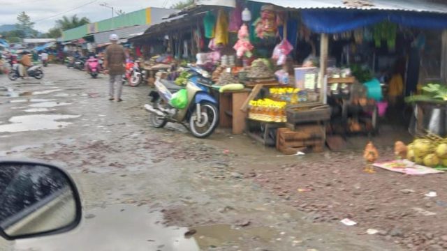 Ramadan 2026: Aktivitas Naik, Jalan Becek Jadi Catatan di Pasar Sentral Labuha