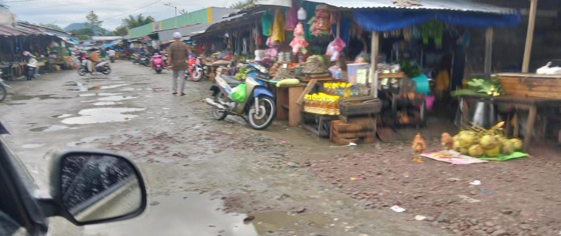 Ramadan 2026: Aktivitas Naik, Jalan Becek Jadi Catatan di Pasar Sentral Labuha
