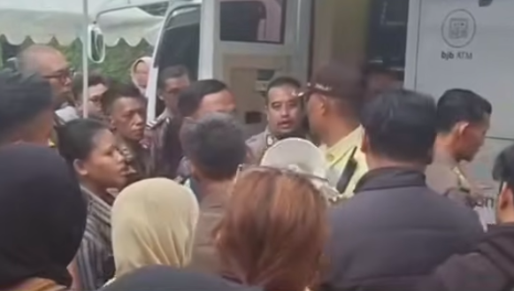 Ratusan Warga Protes di Balai Kota Bogor Usai Gagal Dapat Kupon Penukaran Uang Baru