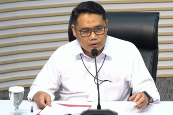 Doc. Deputi Penindakan dan Eksekusi KPK, Asep Guntur Rahayu, menyampaikan keterangan pers terkait operasi tangkap tangan dugaan korupsi di lingkungan Pemerintah Kabupaten Cilacap, di Gedung Merah Putih KPK, Jakarta, Sabtu (14/3/2026). (Sumber Foto: KPK).