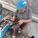 3 Dekade Menjahit Harapan Kisah Jahadi, Tukang Sol Sepatu di Trotoar Sudirman Kuningan