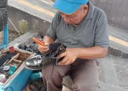 3 Dekade Menjahit Harapan Kisah Jahadi, Tukang Sol Sepatu di Trotoar Sudirman Kuningan
