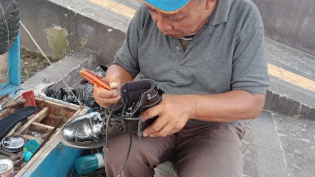 3 Dekade Menjahit Harapan Kisah Jahadi, Tukang Sol Sepatu di Trotoar Sudirman Kuningan