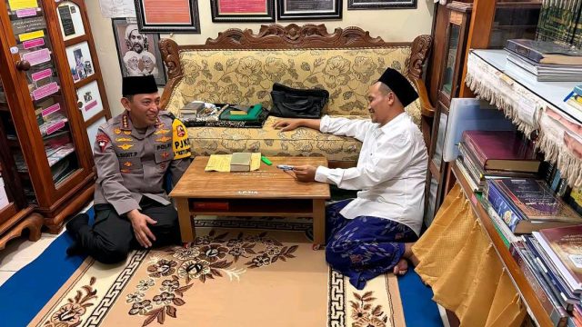Kapolri Silaturahmi ke Gus Baha di Rembang, Sikap Penuh Adab Tuai Apresiasi Warganet