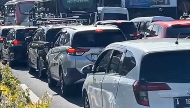 Arus Wisata Puncak Membludak, Simpang Gadog Padat di Hari Pertama Pasca-Lebaran