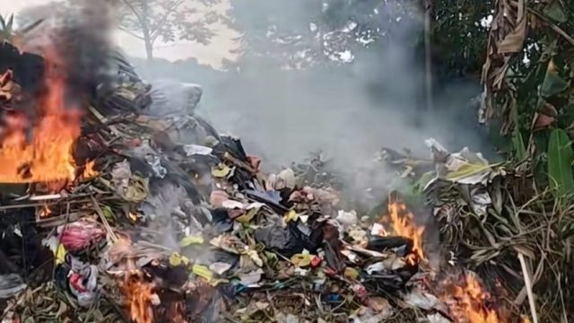 Pembakaran Sampah di Kaduagung Karangkancana Disorot, Bayar Iuran pengelolaan sampah