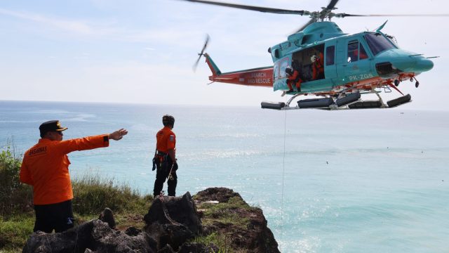 Evakuasi Cepat di Pecatu 2 WNA Rusia Diselamatkan dari Bawah Tebing