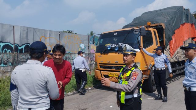 Truk Parkir Liar Ditertibkan Polsek Kragilan Respons Cepat Keluhan Warga