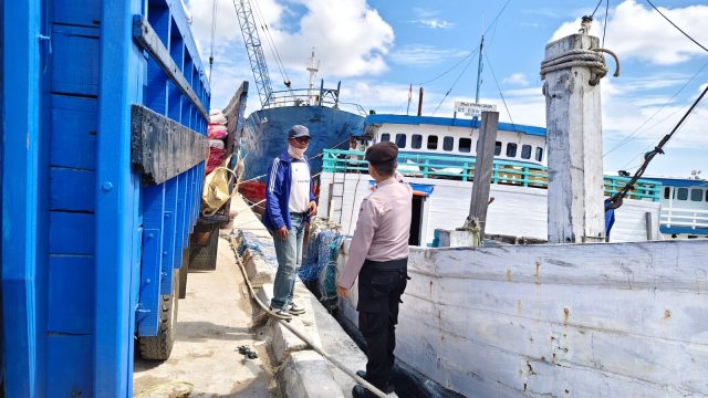 Patroli Dialogis di Pelabuhan, Polisi Ajak Buruh Kapal Jaga Kamtibmas