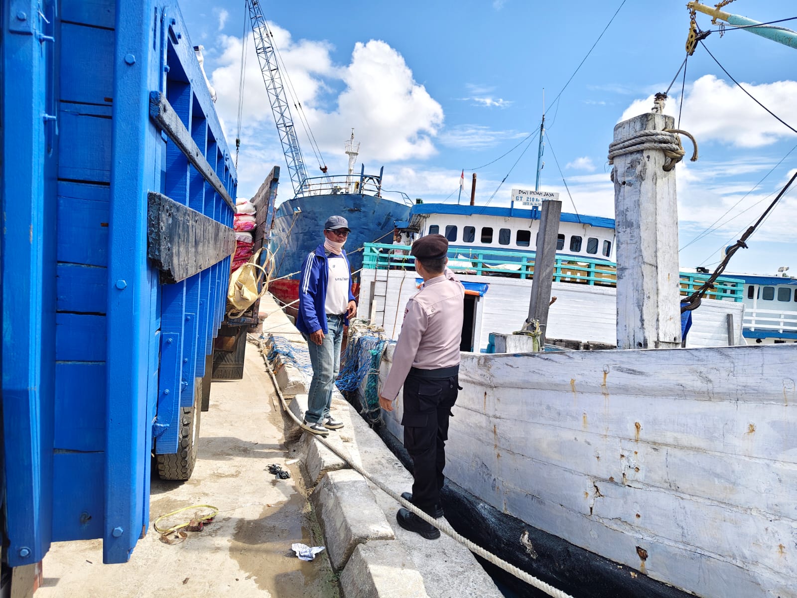 Patroli Dialogis di Pelabuhan, Polisi Ajak Buruh Kapal Jaga Kamtibmas