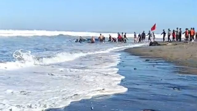 Polisi, Basarnas, dan Warga Selamatkan Nelayan yang Dihantam Ombak di Pantai Yeh Gangga