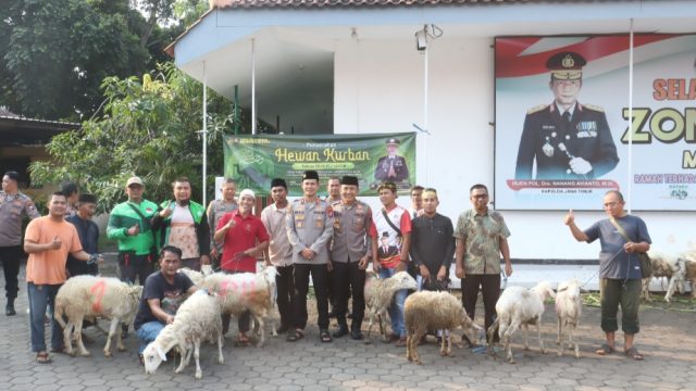 Polres Probolinggo Kota Distribusikan 43 Hewan Kurban untuk Warga dan Pondok Pesantren