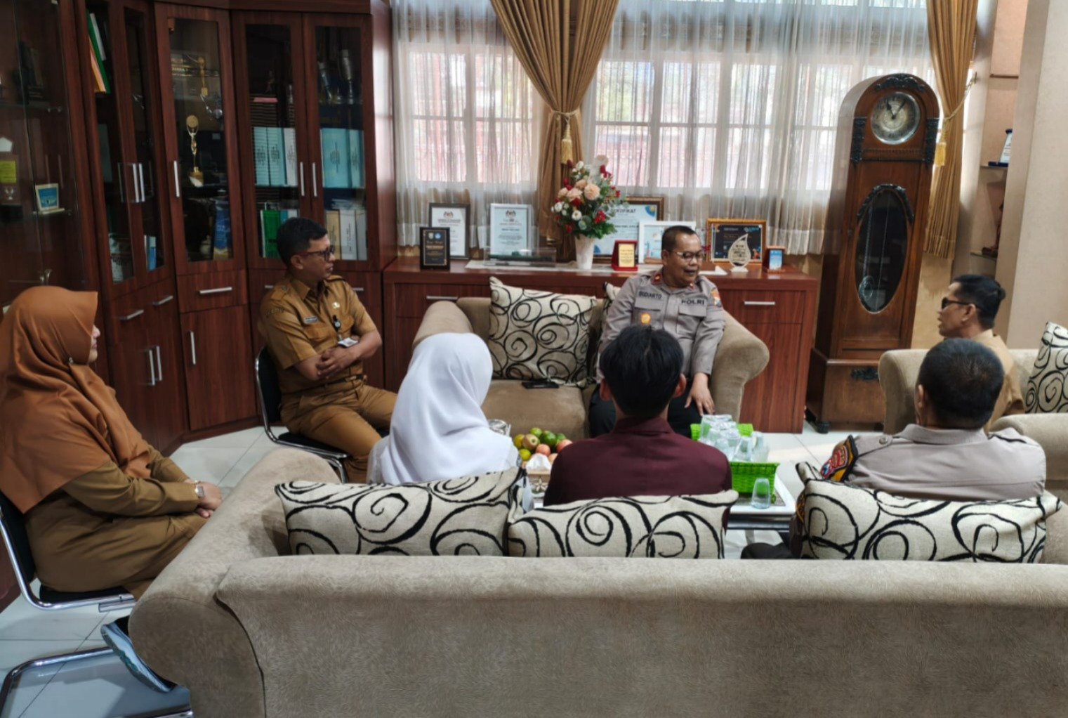 Kapolsek Klojen Perkuat Sinergi dengan Dunia Pendidikan Melalui Kunjungan ke SMAN 4 Malang