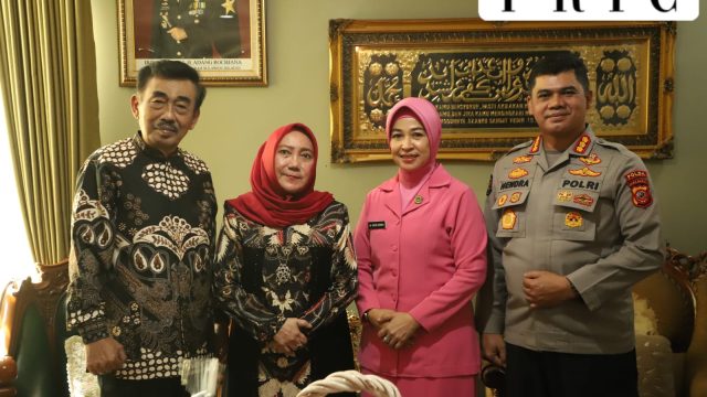 Sambut Hari Bhayangkara ke-80, Kabid Humas Polda Jabar Kunjungi Purnawirawan Irjen Pol (P) Adang Rochyana