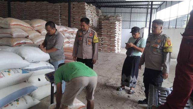 Satreskrim Polres Kuningan Dampingi Distribusi Jagung Petani Hingga Terserap Langsung ke Pabrik