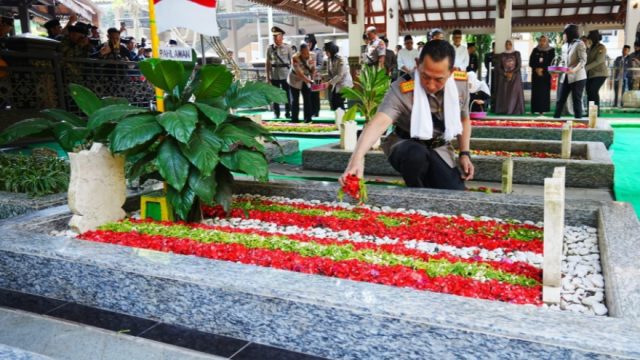 Jelang Hari Bhayangkara ke-80, Kapolri Laksanakan Ziarah dan Doa di Makam Gus Dur