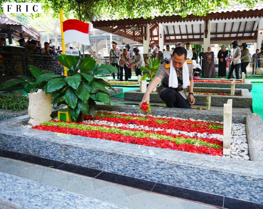 Jelang Hari Bhayangkara ke-80, Kapolri Laksanakan Ziarah dan Doa di Makam Gus Dur