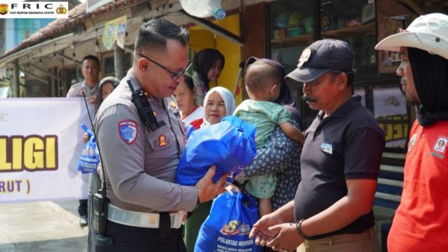 Sambut Hari Bhayangkara ke-80, Polres Garut Salurkan Bantuan Sembako untuk Warga