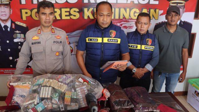 Satreskrim Polres Kuningan Ringkus Dua Pelaku Pembobolan Toko di Cilimus, Ratusan Bungkus Rokok Diamankan