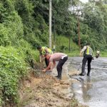 Cegah Kerusakan Jalan, Satlantas Polres Padangsidimpuan Bersihkan Drainase di Jalinsum