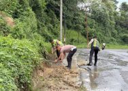 Cegah Kerusakan Jalan, Satlantas Polres Padangsidimpuan Bersihkan Drainase di Jalinsum