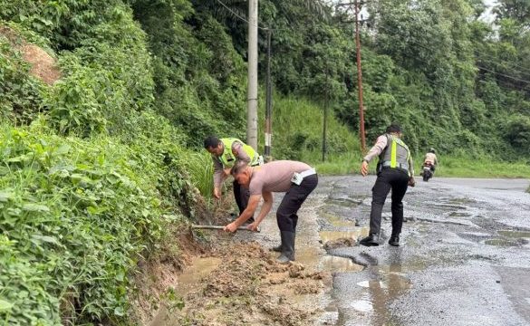 Cegah Kerusakan Jalan, Satlantas Polres Padangsidimpuan Bersihkan Drainase di Jalinsum