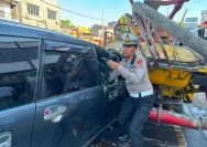 Personel Satlantas Polresta Gowa Sigap Tangani Kecelakaan Avanza dan Truk Pompa Beton