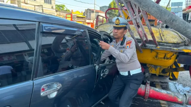 Personel Satlantas Polresta Gowa Sigap Tangani Kecelakaan Avanza dan Truk Pompa Beton