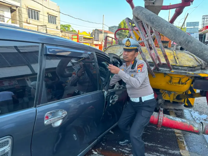 Personel Satlantas Polresta Gowa Sigap Tangani Kecelakaan Avanza dan Truk Pompa Beton