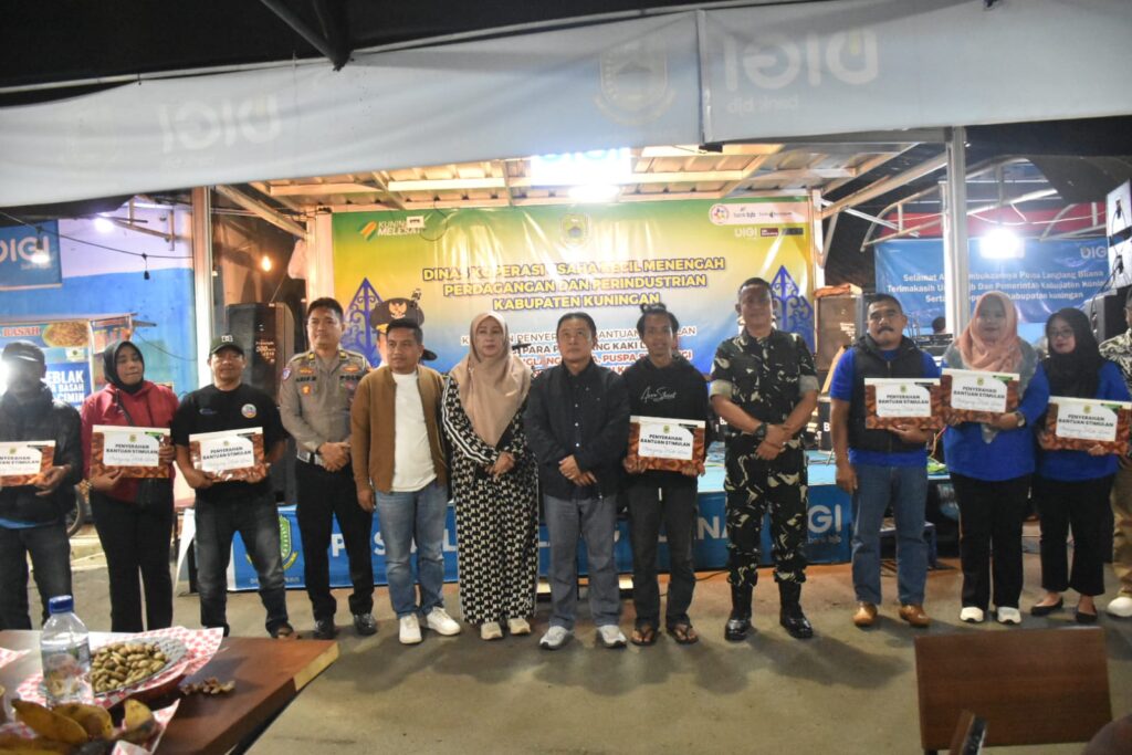 Pemkab Kuningan Salurkan Bantuan Stimulan bagi 249 PKL, Bupati Dorong Penataan Kawasan Kuliner Lebih Nyaman