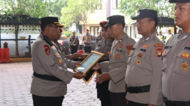 Polres Metro Jakarta Pusat Berikan Penghargaan kepada Personel Berprestasi, Dorong Peningkatan Kinerja dan Pelayanan