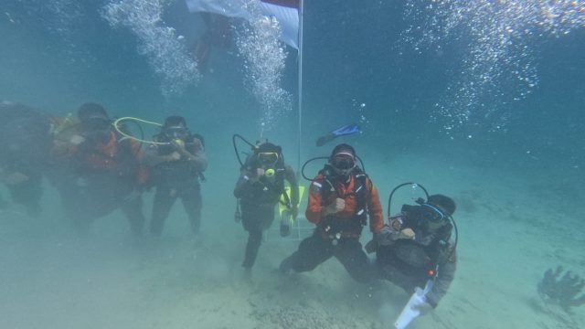 Merah Putih Berkibar di Bawah Laut Simeulue, Semangat Kemerdekaan Jaga Ekosistem Laut