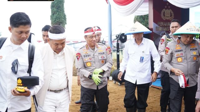 Wujudkan Swasembada, Wakapolri Pimpin Penanaman Perdana Bawang Putih Serentak di Cianjur