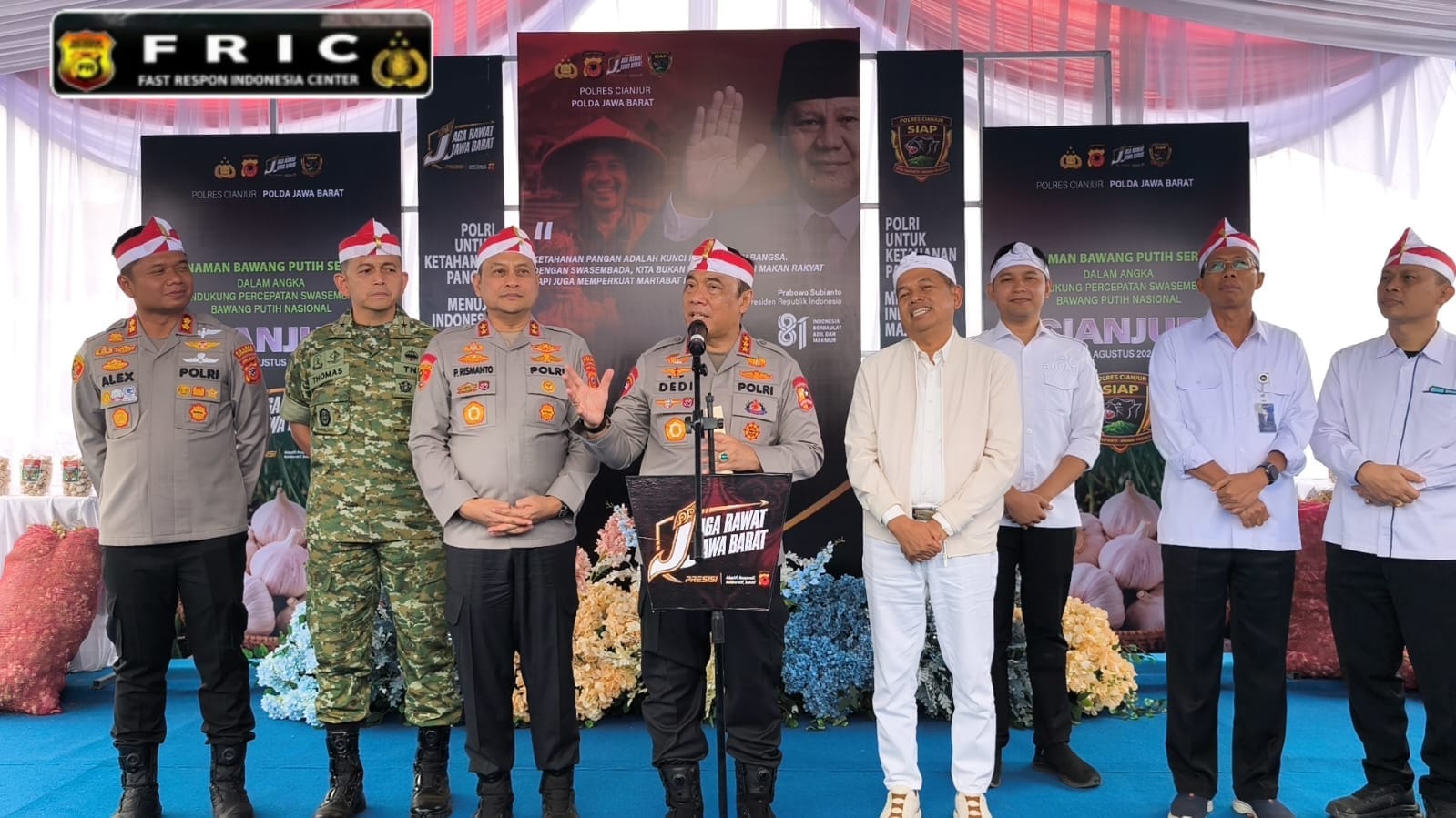 Wakapolri Salurkan Bansos kepada 1.000 Petani Bawang Putih di Cianjur