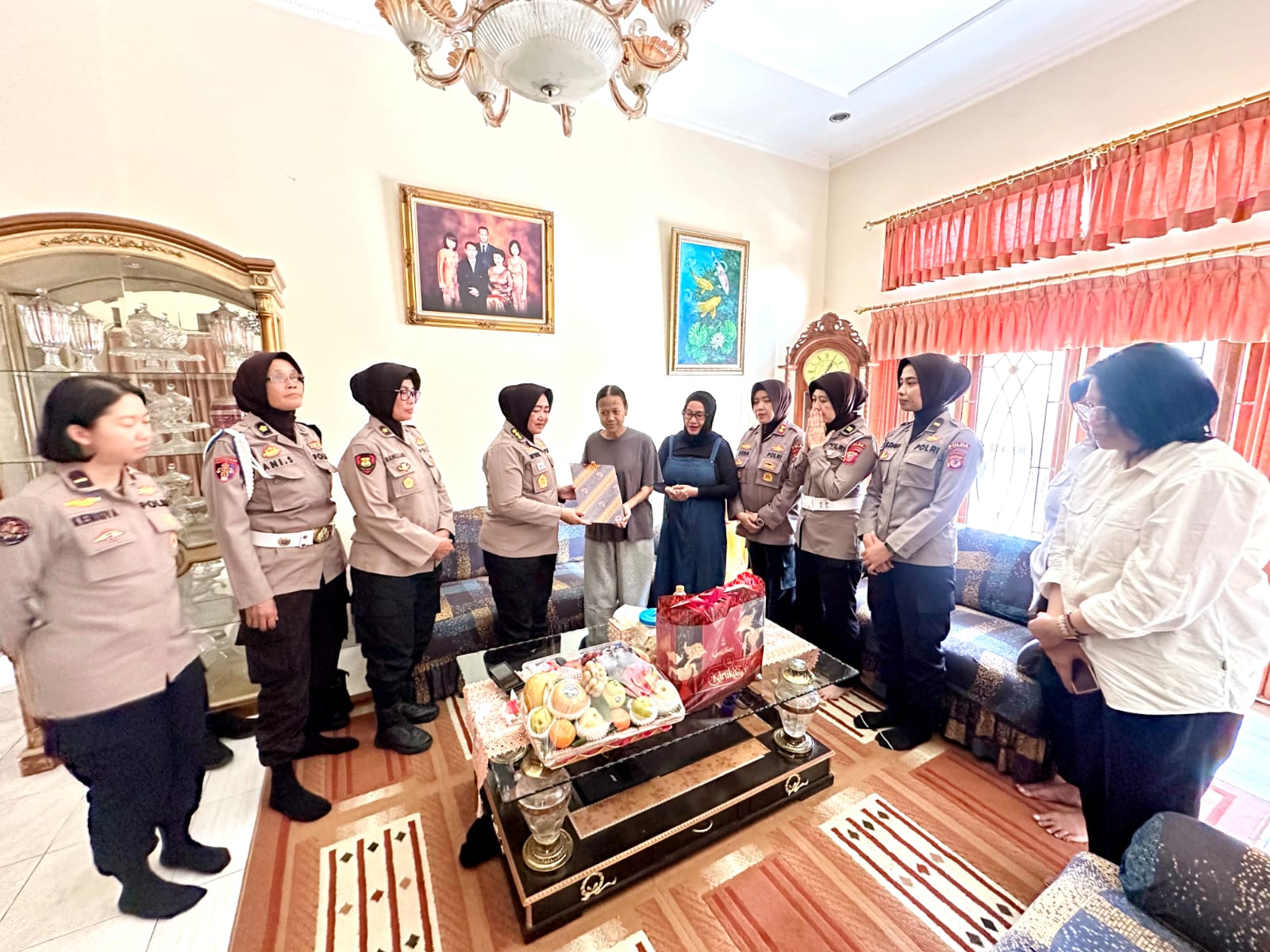 Polwan Polda Jabar Anjangsana kepada Personel yang Sakit, Wujud Kepedulian di HUT Polwan ke-78