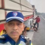Humanis di Tol Cipularang, Polisi Bantu Truk Bermuatan Tiang Pancang yang Pecah Ban