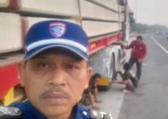 Humanis di Tol Cipularang, Polisi Bantu Truk Bermuatan Tiang Pancang yang Pecah Ban