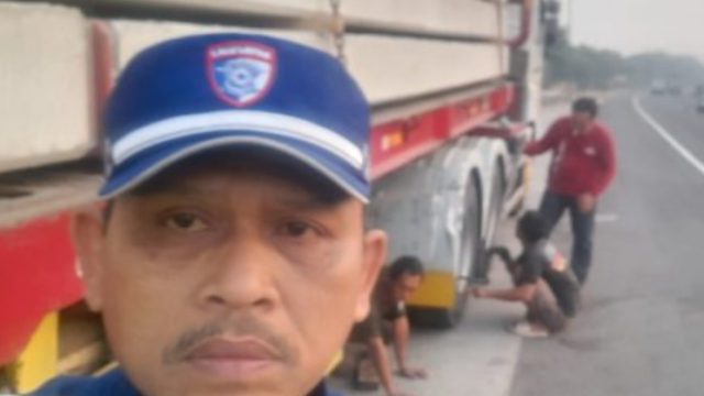 Humanis di Tol Cipularang, Polisi Bantu Truk Bermuatan Tiang Pancang yang Pecah Ban