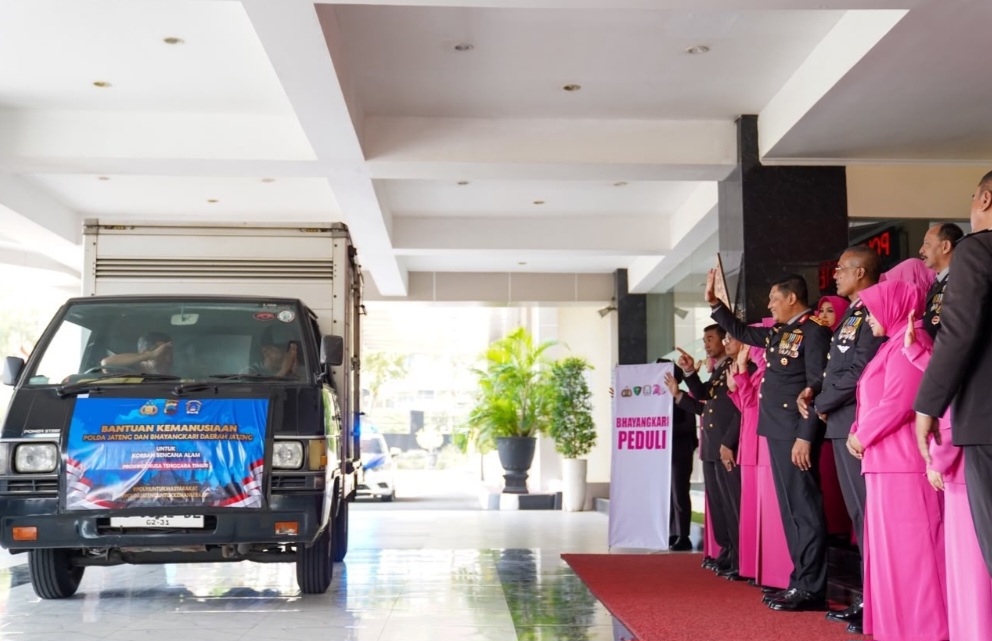 Polri Kerahkan 44 Truk Bantuan untuk Warga Terdampak Gempa Flores