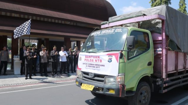 Usai Upacara HUT ke-81 RI, Kapolda NTB Lepas Bantuan untuk Korban Gempa NTT