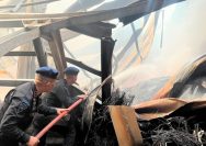 Brimob Polda Metro Jaya Kerahkan AWC Bantu Padamkan Kebakaran di Pergudangan Kosambi