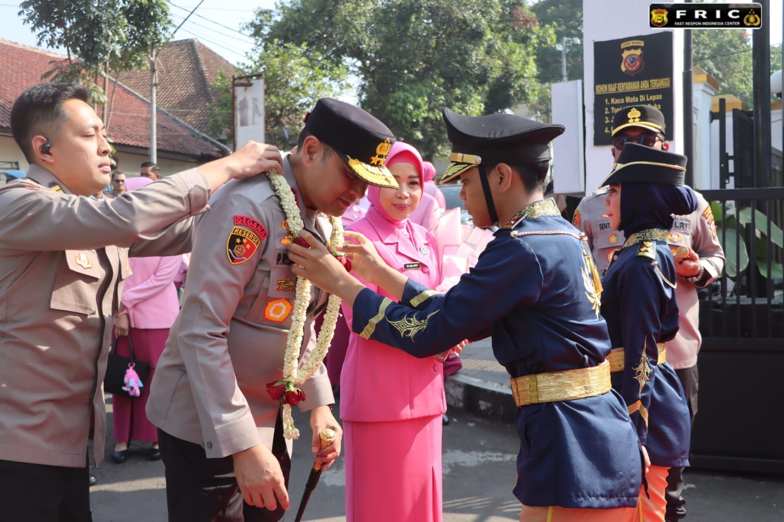 Kapolda Jabar Disambut Polisi Cilik dan Jajar Kehormatan di Mapolres Sukabumi Kota