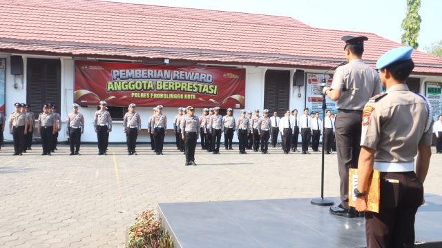 Polres Probolinggo Kota Beri Penghargaan kepada 10 Personel Berprestasi