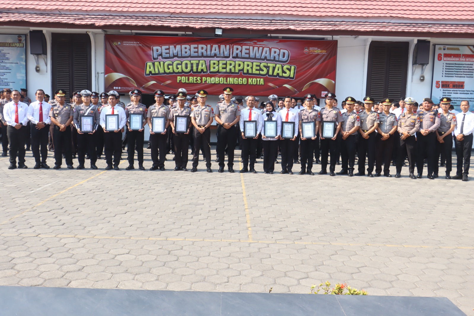 Polres Probolinggo Kota Beri Penghargaan kepada 10 Personel Berprestasi